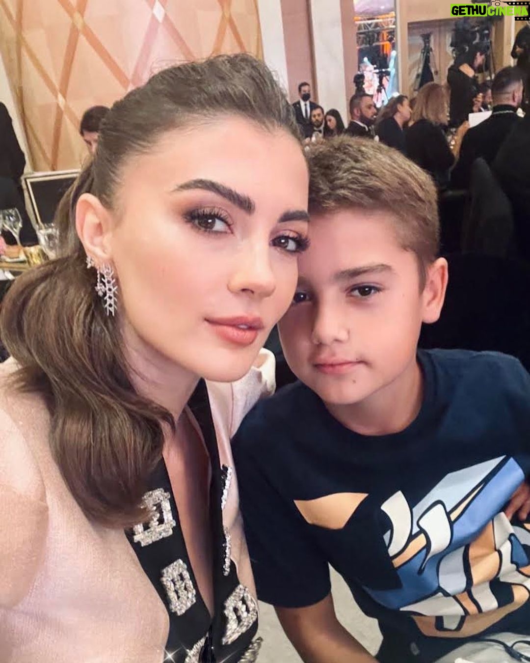 Burcu Özberk - 0.9 Million Likes - Magazinciler derneğine bu anlamlı ödül için teşekkür ederim. 🙏🏻
Beni bu geceye hazırlayan aşkım; @parlaquestyling
Makyajım için ;@hidayetkorkmaz_
Saçım için; @guneyaslanofficial
Ayrıca; @raisavanessa ve @kismetbymilka ‘ya çok teşekkür ederim
🤍👼🏻🙏🏻