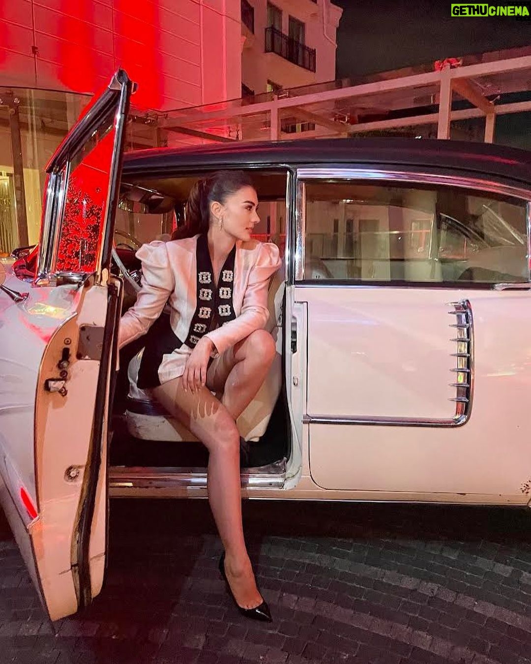 Burcu Özberk - 0.9 Million Likes - Magazinciler derneğine bu anlamlı ödül için teşekkür ederim. 🙏🏻
Beni bu geceye hazırlayan aşkım; @parlaquestyling
Makyajım için ;@hidayetkorkmaz_
Saçım için; @guneyaslanofficial
Ayrıca; @raisavanessa ve @kismetbymilka ‘ya çok teşekkür ederim
🤍👼🏻🙏🏻