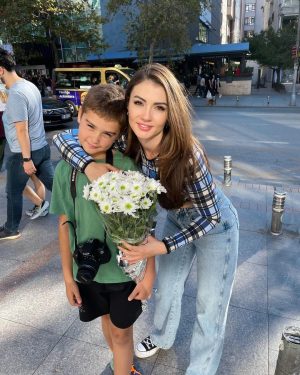 Burcu Özberk Instagram - Anlık🤍
Can’ım bana çiçek almış👼🏻😍❤️‍🔥