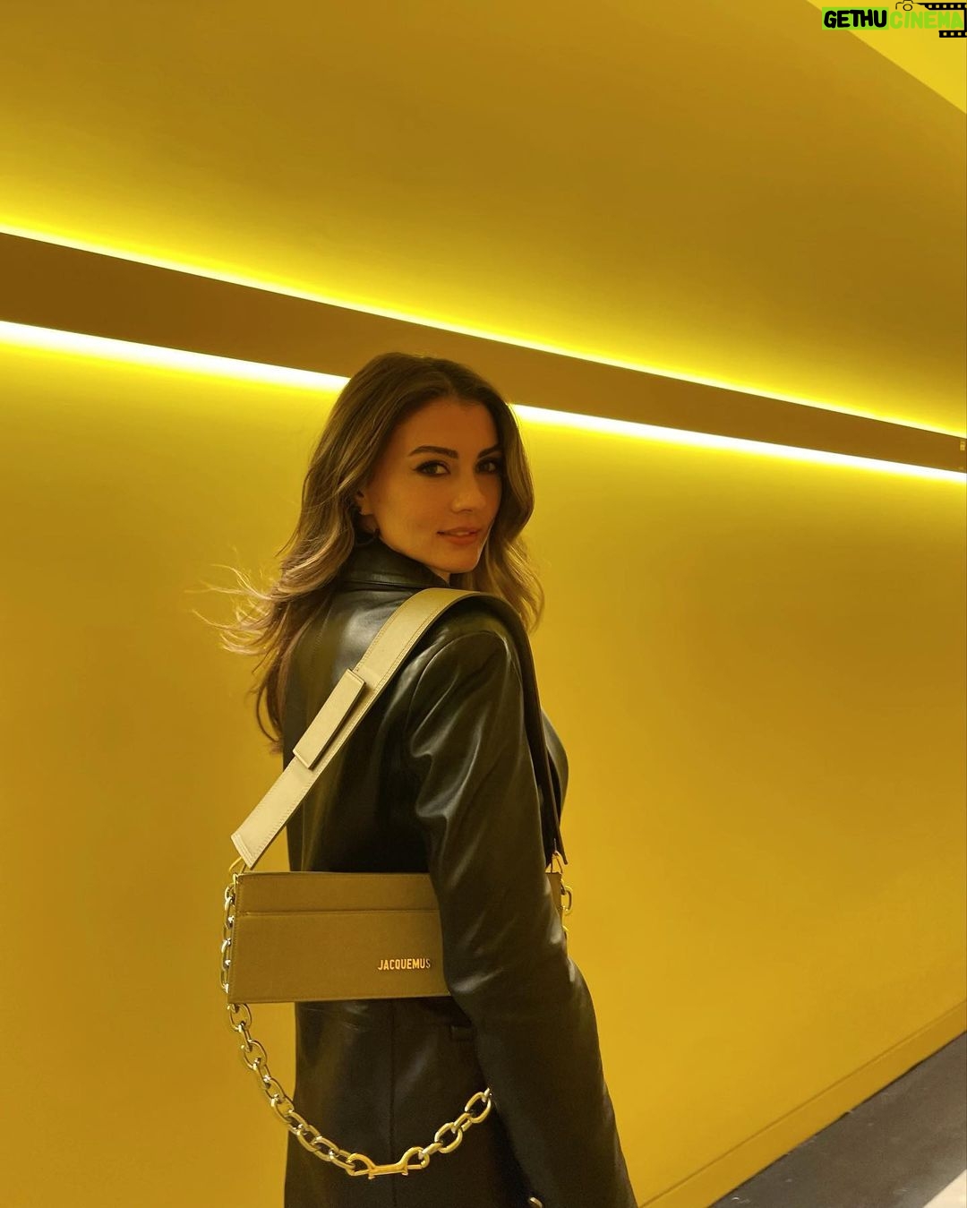Burcu Özberk - 1 Million Likes - Mutluyum 🖤