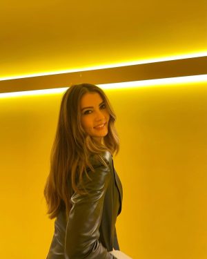 Burcu Özberk Instagram - Mutluyum 🖤