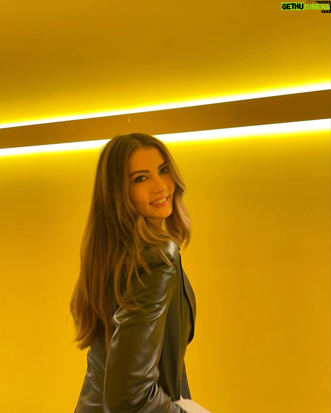 Burcu Özberk - 1 Million Likes - Mutluyum 🖤