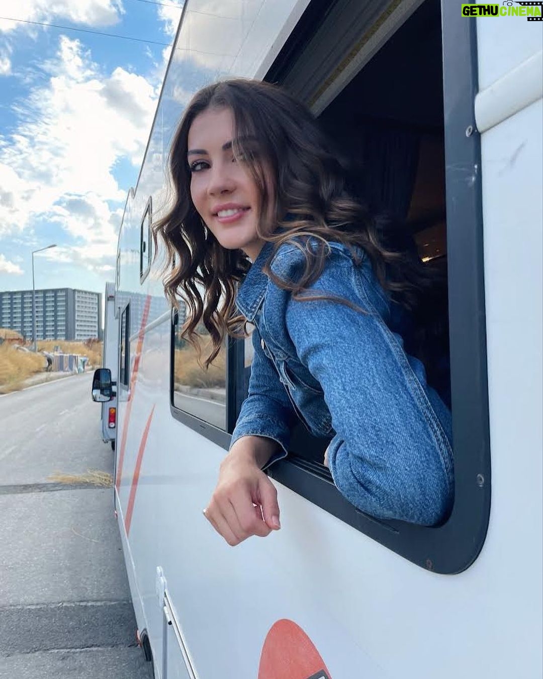 Burcu Özberk Instagram - Karavan serisine başlayalım mı👼🏻