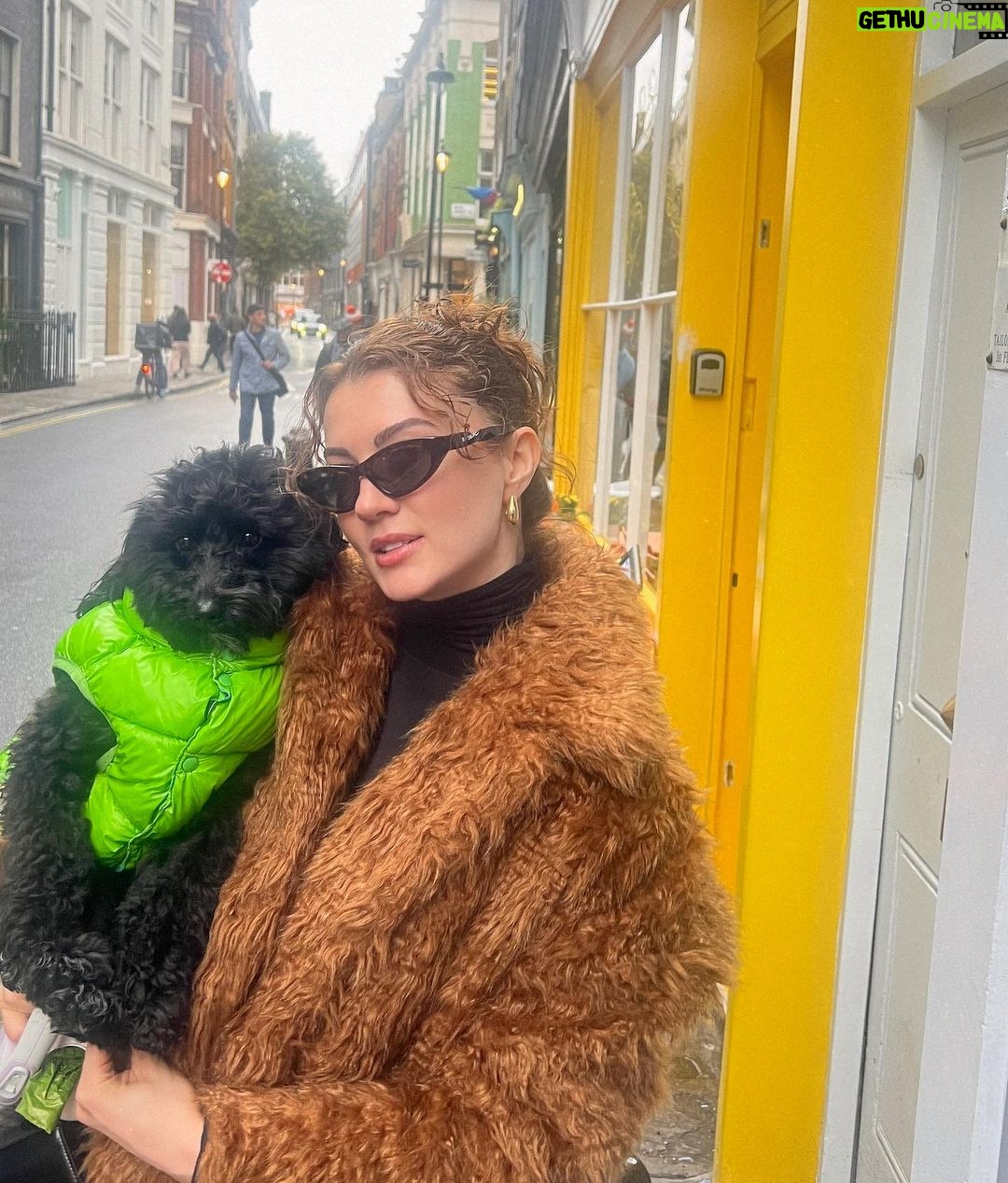 Burcu Özberk Instagram - Son aylarda tahmini en çok göreceğiniz ikili 😂😋 Soho, London UK