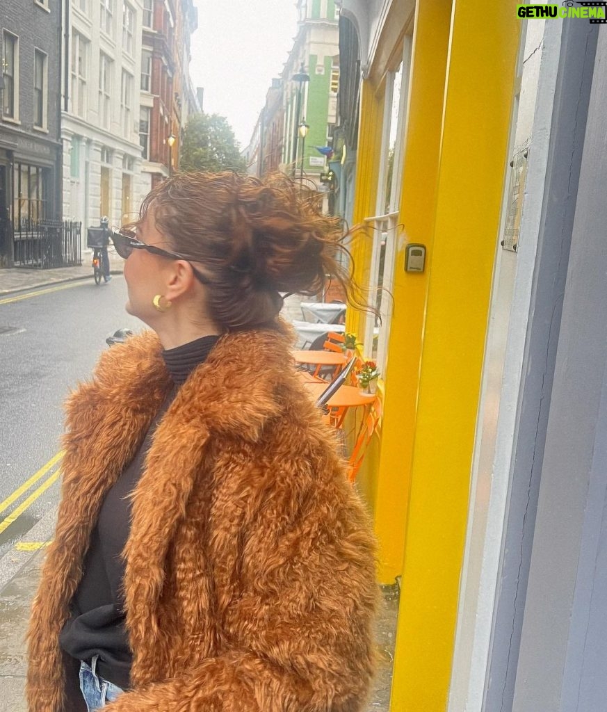 Burcu Özberk Instagram - Son aylarda tahmini en çok göreceğiniz ikili 😂😋 Soho, London UK