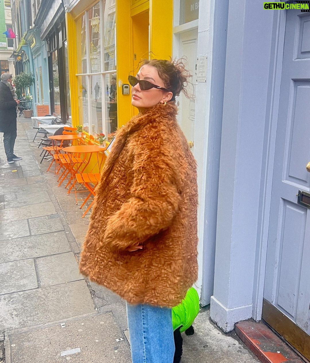 Burcu Özberk Instagram - Son aylarda tahmini en çok göreceğiniz ikili 😂😋 Soho, London UK