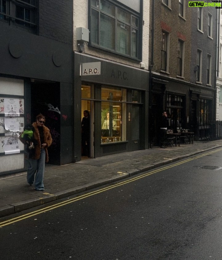 Burcu Özberk Instagram - Son aylarda tahmini en çok göreceğiniz ikili 😂😋 Soho, London UK
