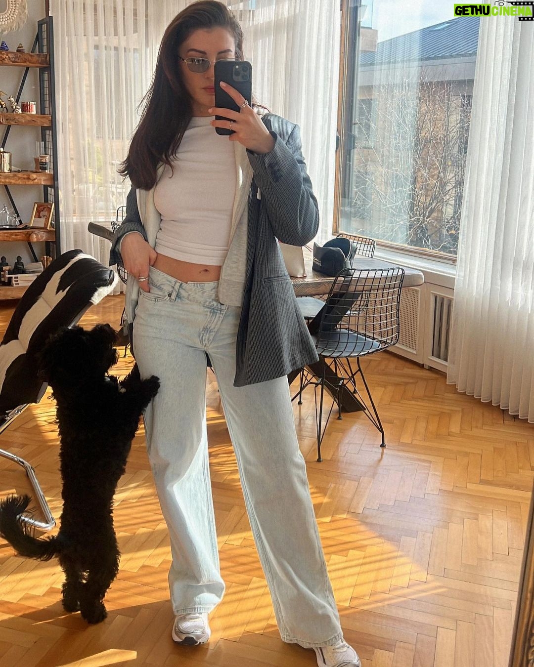 Burcu Özberk Instagram - Başımın tatlı belası ve yeni öğrendiğim ayna pozu🥹😅