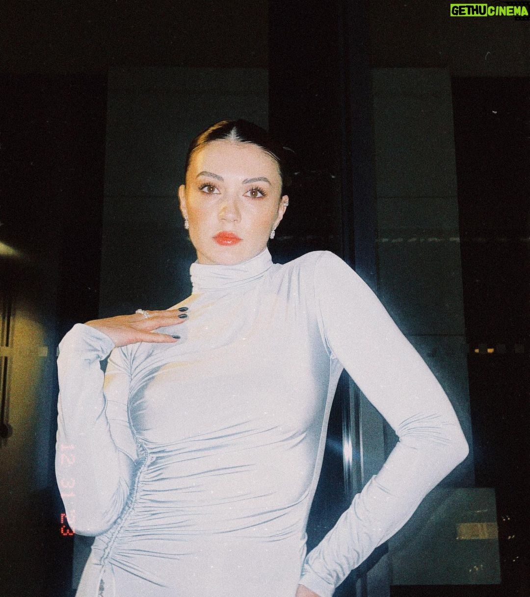 Burcu Özberk Instagram - Paylaşmayacağımı düşünmeniz beni üzer 🌹🤍