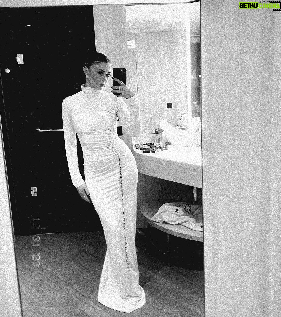 Burcu Özberk Instagram - Paylaşmayacağımı düşünmeniz beni üzer 🌹🤍