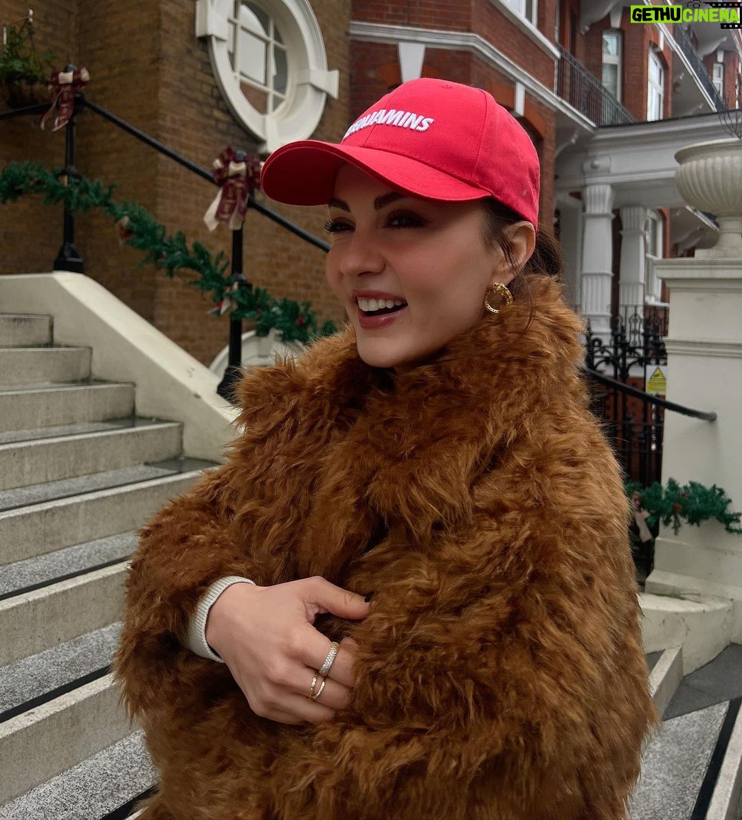 Burcu Özberk Instagram - Ve iyi bir çocuk olursanız belki Şirinleri bile görebilirsiniz😅 Notting Hill