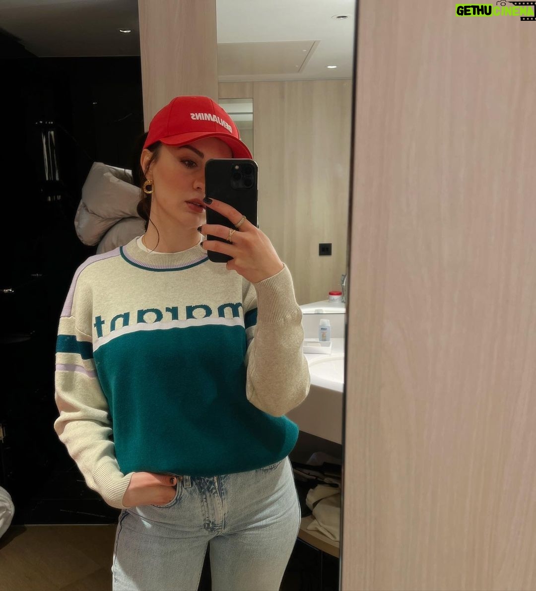 Burcu Özberk Instagram - Ve iyi bir çocuk olursanız belki Şirinleri bile görebilirsiniz😅 Notting Hill