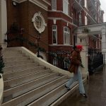 Burcu Özberk Instagram - Ve iyi bir çocuk olursanız belki Şirinleri bile görebilirsiniz😅 Notting Hill