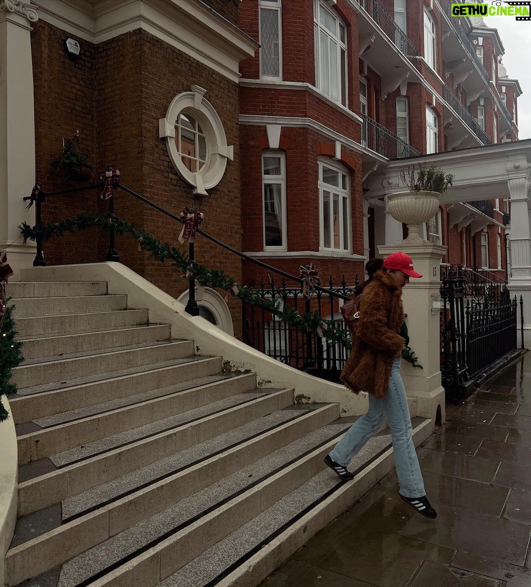 Burcu Özberk Instagram - Ve iyi bir çocuk olursanız belki Şirinleri bile görebilirsiniz😅 Notting Hill