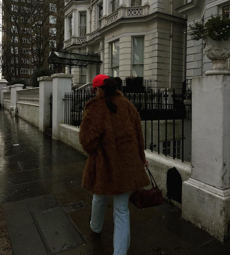 Burcu Özberk Instagram - Ve iyi bir çocuk olursanız belki Şirinleri bile görebilirsiniz😅 Notting Hill