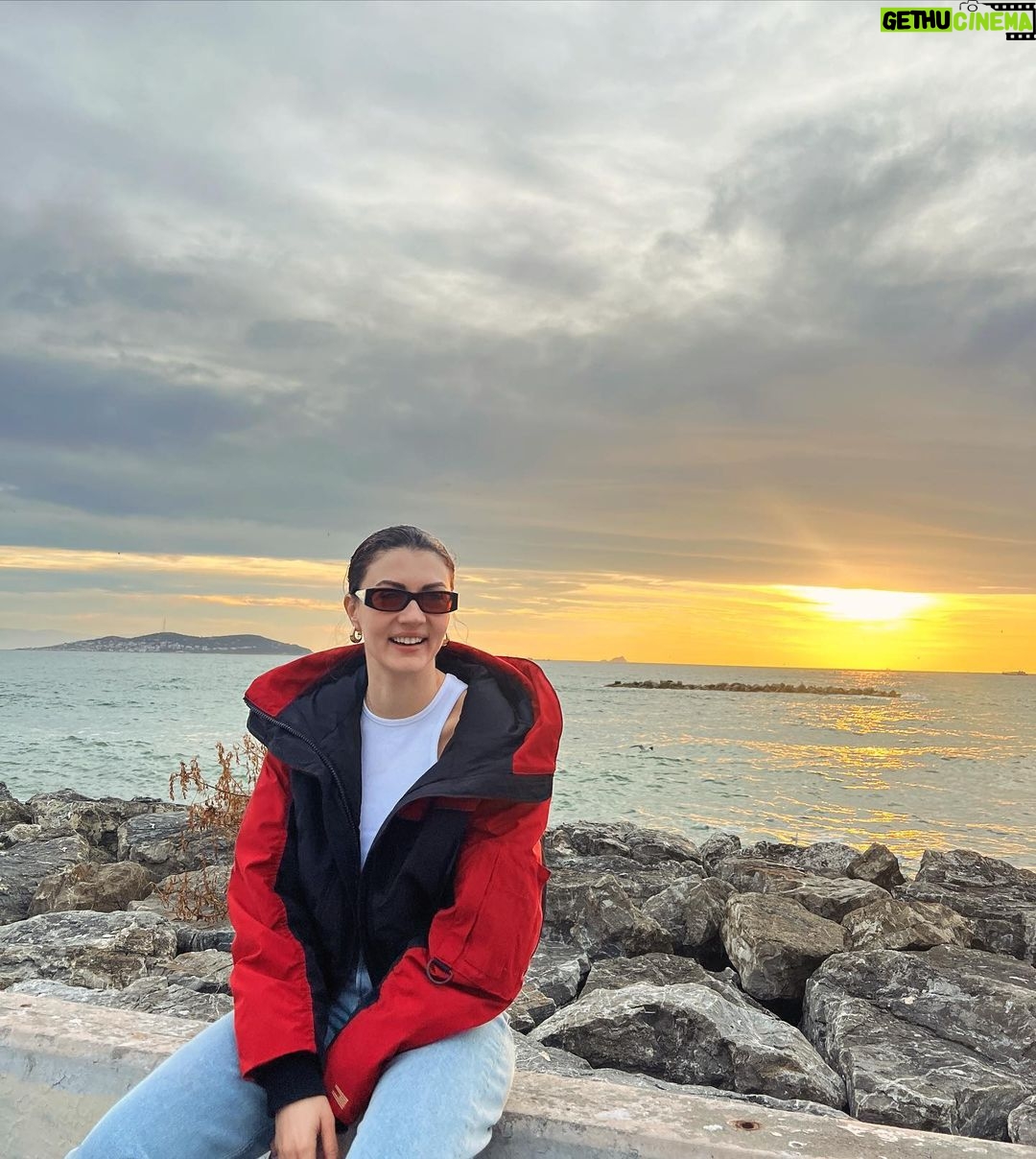 Burcu Özberk Instagram - Gün batımını en sevdiğim yer🫠