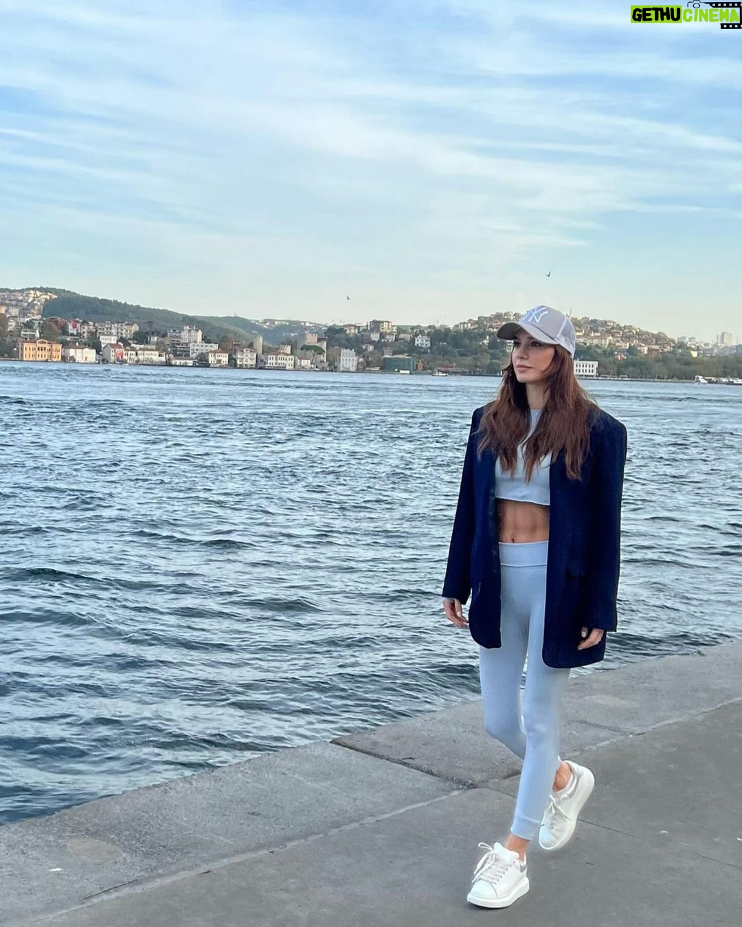 Burcu Kiratli - 339.1K Likes - 🩵