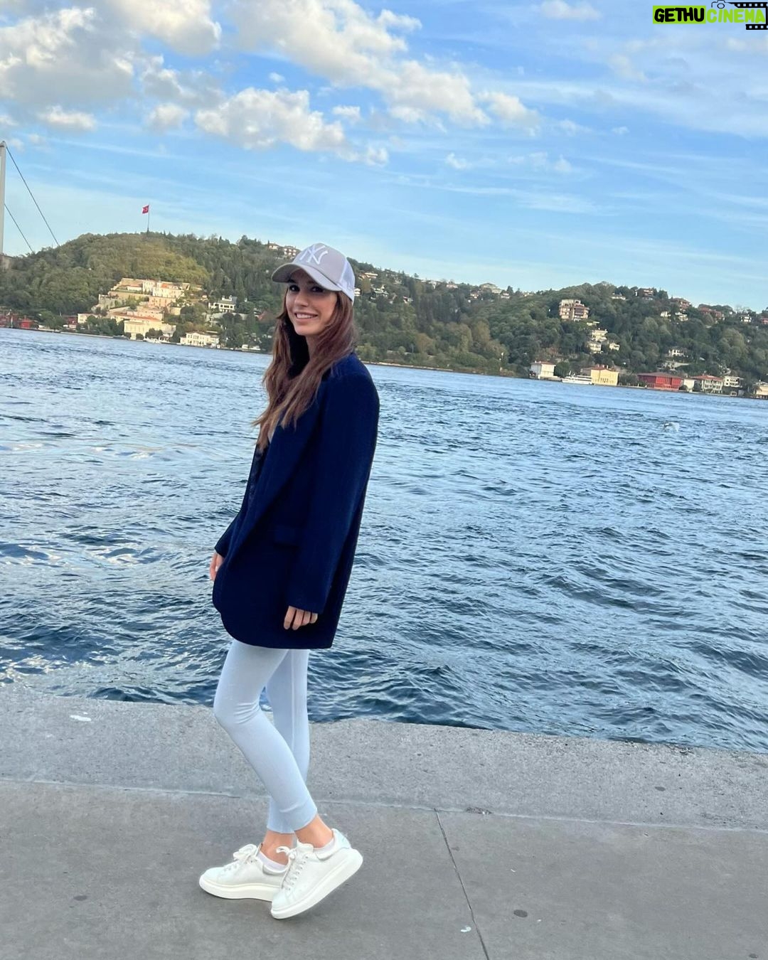 Burcu Kiratli - 339.1K Likes - 🩵