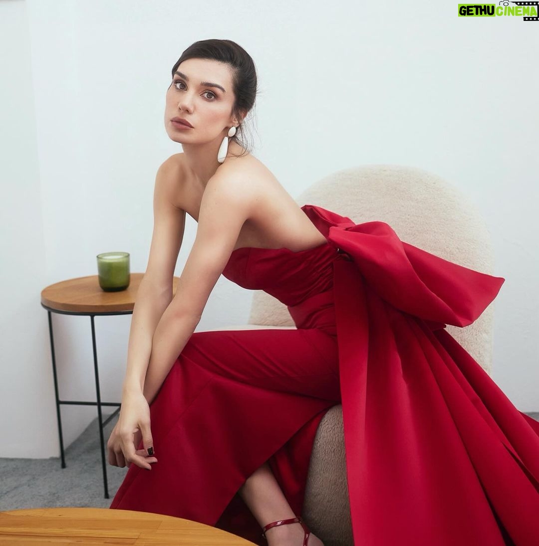Burcu Kiratli Instagram - ♥️💌 ————————-📌———————— My Dream Team 🫠 @abdullahbulutt @abdullahbulutmanagement @caglagulsarac @katicoban 📍 GENERAL COORDINATOR: @zisanseckin INTERVIEW: @dilaysjoker PHOTOGRAPH: @ozanbalta FASHION DIRECTION: @olgakalemci MAKE-UP: @erkanuluc HAIR STYLING: @sabitakkaya VIDEOGRAPHY: @unalavcii STYLING: @istylebul LOCATION : @studiokafasi