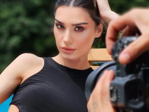 Burcu Kiratli Instagram - 😎 this is backstage shots babe ✌🏻
🩵💎