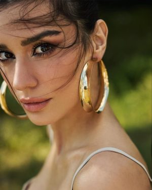 Burcu Kiratli Instagram - 🖤 🪶

But first #close-up 💫 😉

@womensshinemag 
@emrekaratasoglu 
@erkanuluc 
@senaerdemirr