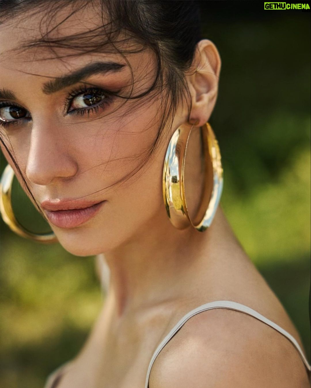 Burcu Kiratli - 292.2K Likes - 🖤 🪶
But first #close-up 💫 😉
@womensshinemag
@emrekaratasoglu
@erkanuluc
@senaerdemirr