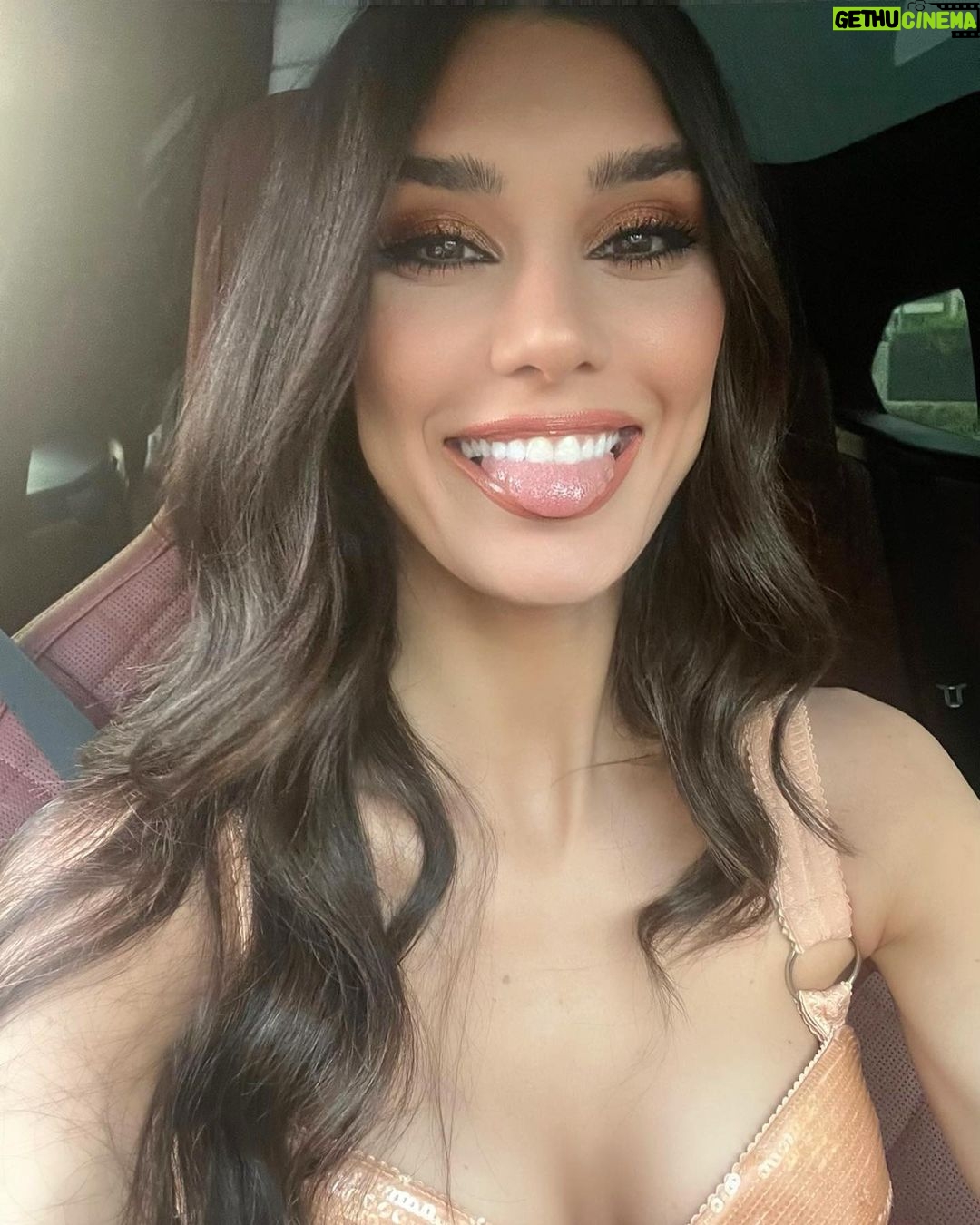 Burcu Kiratli - 335K Likes - ☀️ Temmuz 🥳 23 🩷🍾