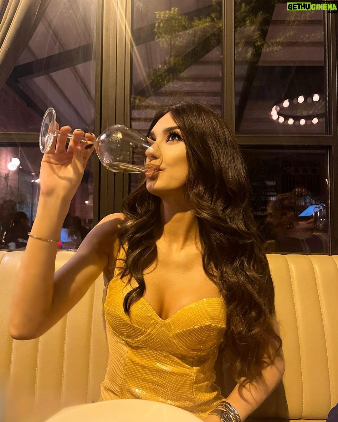 Burcu Kiratli - 335K Likes - ☀️ Temmuz 🥳 23 🩷🍾
