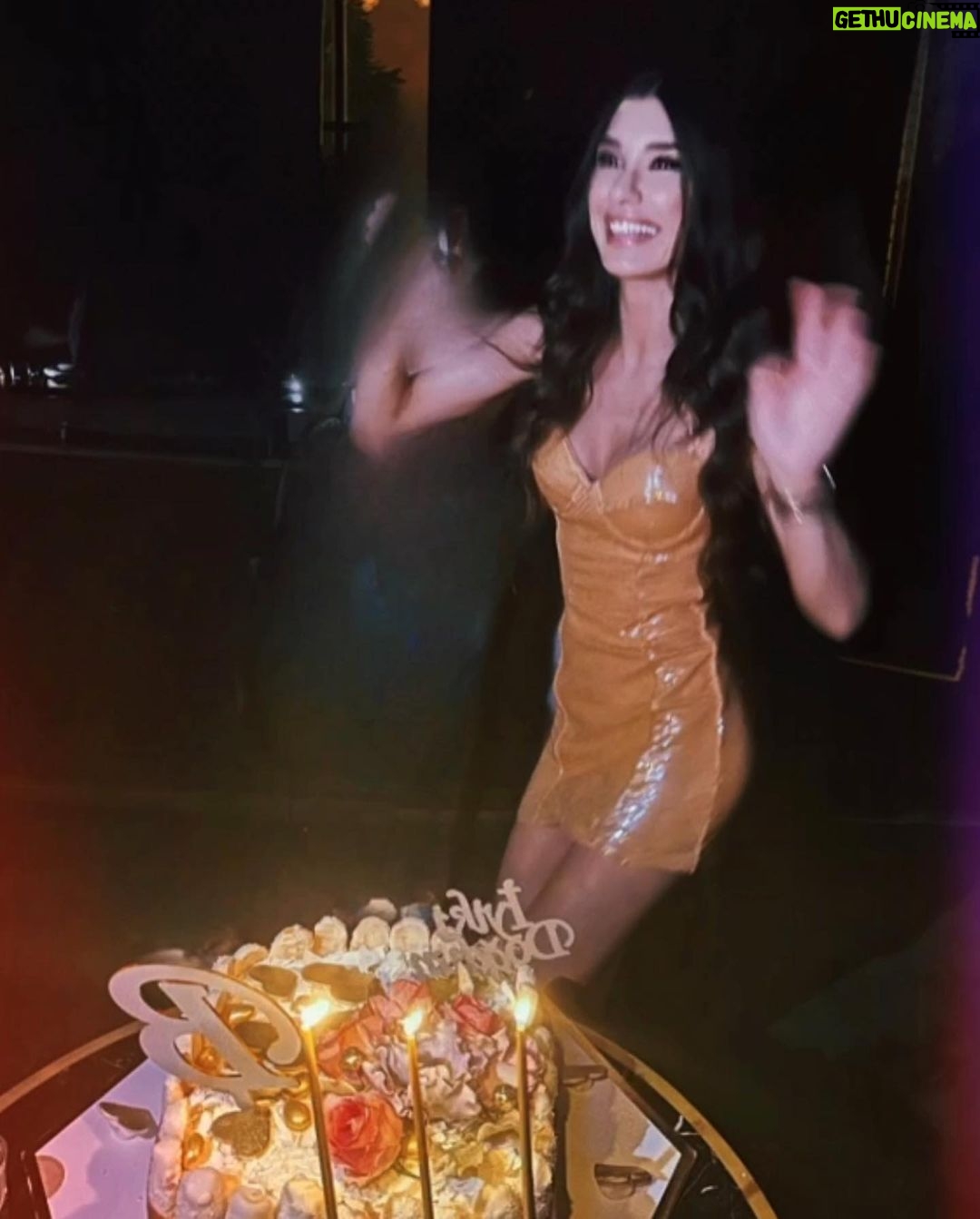 Burcu Kiratli - 335K Likes - ☀️ Temmuz 🥳 23 🩷🍾