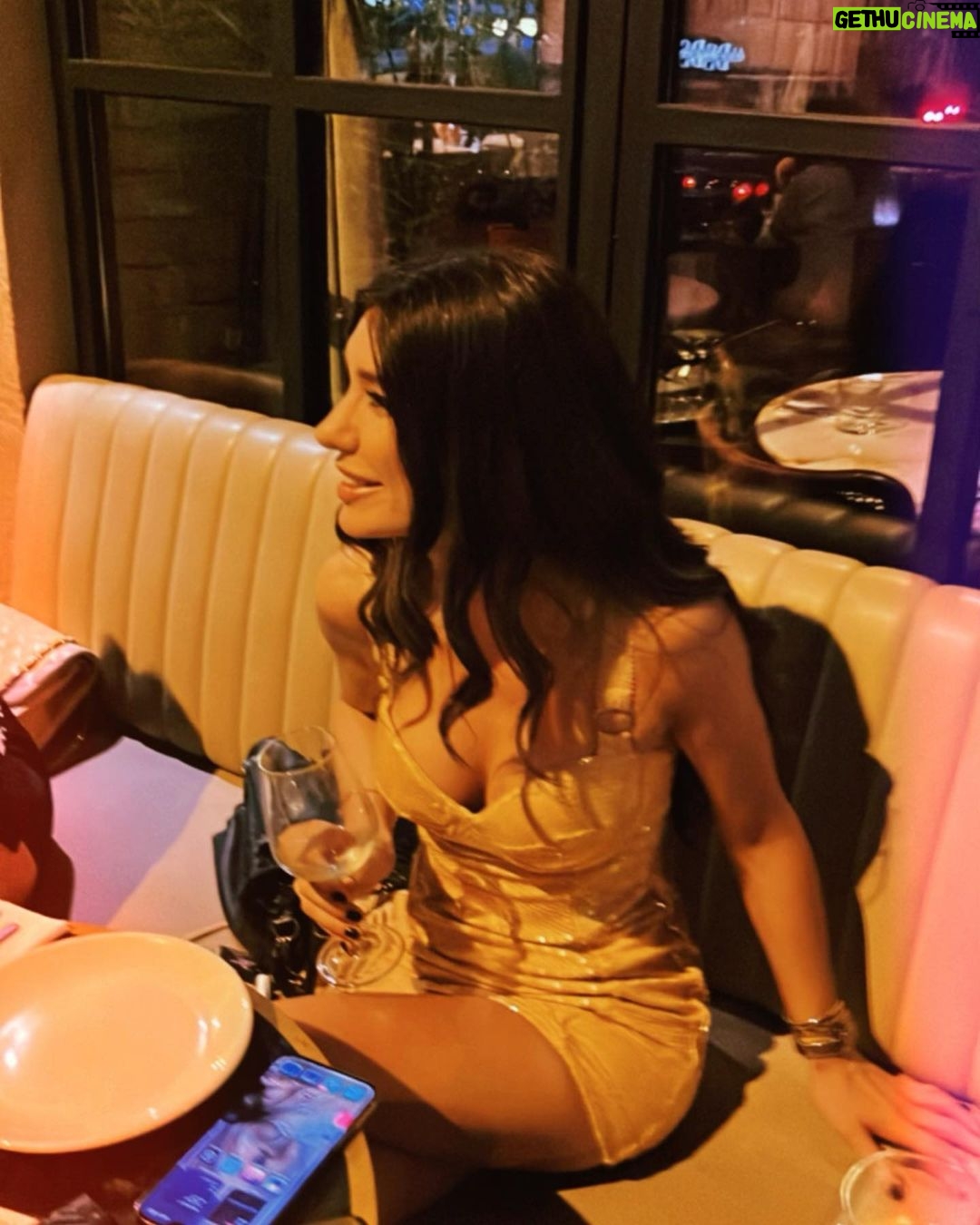 Burcu Kiratli - 335K Likes - ☀️ Temmuz 🥳 23 🩷🍾