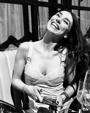 Burcu Kiratli Instagram - ☀️ Temmuz 🥳 23 🩷🍾