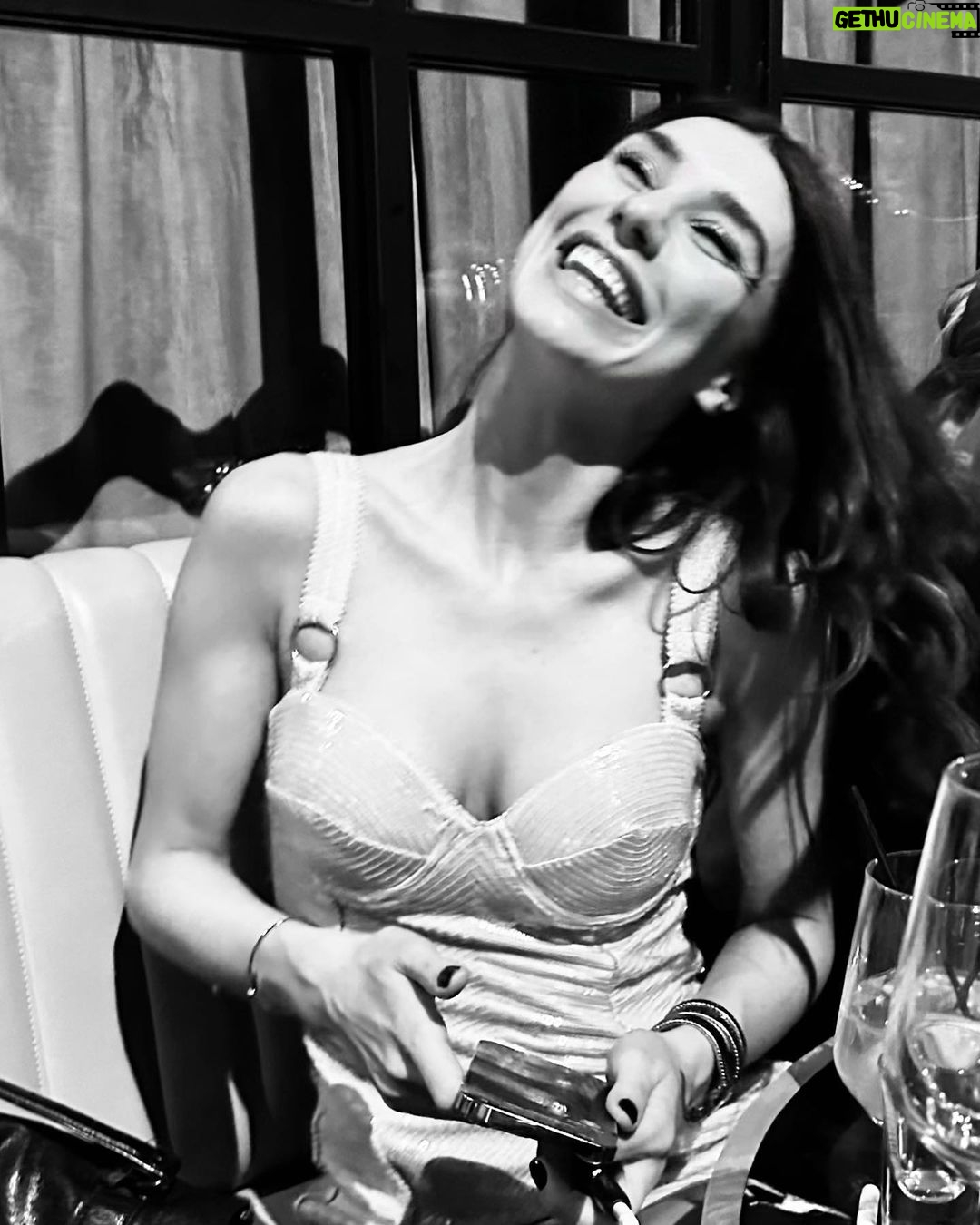 Burcu Kiratli - 335K Likes - ☀️ Temmuz 🥳 23 🩷🍾