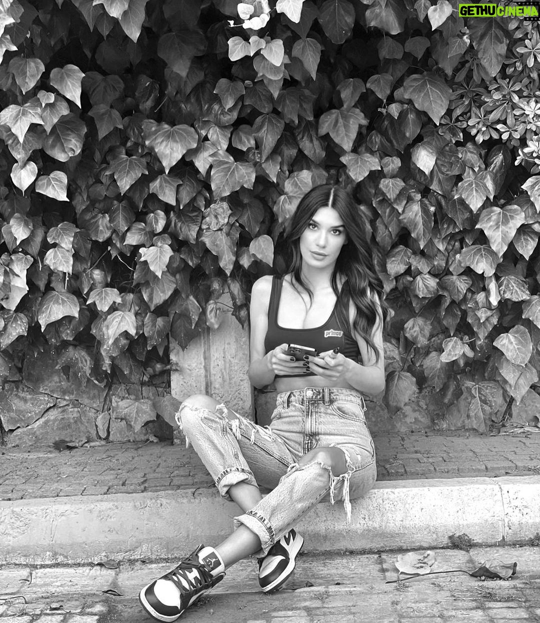 Burcu Kiratli - 367.8K Likes - 🖤