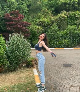 Burcu Kiratli Instagram - 🖤
