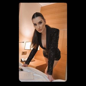 Burcu Kiratli Instagram - 💣😎
#Altınpalmiye
#YılınTiyatroKadınOyuncusuÖdülü 🏆