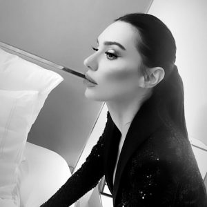 Burcu Kiratli Instagram - 💣😎
#Altınpalmiye
#YılınTiyatroKadınOyuncusuÖdülü 🏆