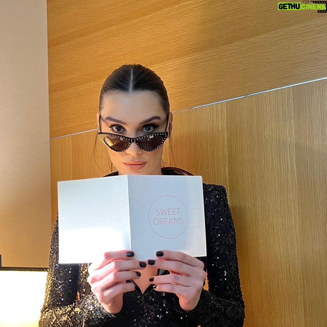 Burcu Kiratli - 420.4K Likes - 💣😎
#Altınpalmiye
#YılınTiyatroKadınOyuncusuÖdülü 🏆