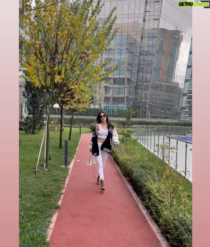 Burcu Kiratli - 351.8K Likes - 🤍🦄