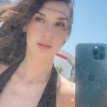 Burcu Kiratli Instagram - kendimin en iyi versiyonunu ortaya çıkartmaya çalıştığım bu dönemde, değişimin zorlayıcı kısımlarına rağmen, durup kalbimi dinlemek, gerçekten ne istediğimi bilmek , kendimi keşfetmek müthiş bi yolculuk. İçimizde ne varsa hayatımıza ona çekeriz ✨ Kendimize çektiğimiz her durum, her kişi ve her koşul, içimizdekilerden kaynaklanır. Düşüncelerimiz ve kalbimiz geleceğimizin yansımasıdır… Ve bu çekim yasasının mükemmel frekansıdır. ✨