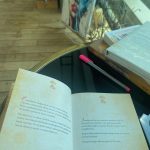 Burcu Kiratli Instagram - kendimin en iyi versiyonunu ortaya çıkartmaya çalıştığım bu dönemde, değişimin zorlayıcı kısımlarına rağmen, durup kalbimi dinlemek, gerçekten ne istediğimi bilmek , kendimi keşfetmek müthiş bi yolculuk. İçimizde ne varsa hayatımıza ona çekeriz ✨ Kendimize çektiğimiz her durum, her kişi ve her koşul, içimizdekilerden kaynaklanır. Düşüncelerimiz ve kalbimiz geleceğimizin yansımasıdır… Ve bu çekim yasasının mükemmel frekansıdır. ✨