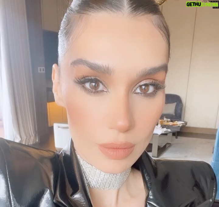 Burcu Kiratli Instagram - 🖤 @kendallandkylie.turkiye 🤘🏻 Ne güzeldi herşey… 💃🏻 o günkü heyecanım hala kalbimde 🙈 Muhteşem profesyonel ve aynı zamanda aşırı eğlenceli bir ekiple harika bir yolculuğa başladık.. Yenisi yakında 😉❤️🔥 Novikov Istanbul