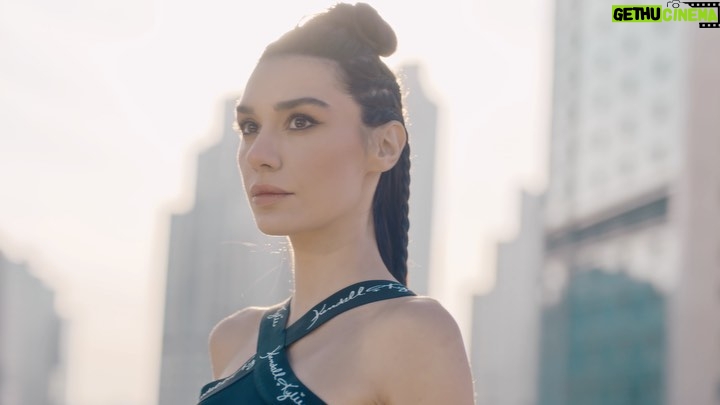 Burcu Kiratli Instagram - Aşırı heyecan ❤️🔥❤️🔥 Sizlerle paylaşmak için sabırsızlandığım gün geldiiiii ❤️❤️❤️ @kendallandkylie Artık Türkiye’de ❤️🔥 @kendallandkylie.turkiye 🎈 Marka yüzü olduğum Kendall + Kylie @trendyolcom da satışta 🥰 Reklam filmimiz yakında 😉 @markayatirimholding @minetozlu___