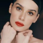 Burcu Kiratli Instagram - “ Bi bakarsın... Aşk olur ❣️“ Veeee reklam filmlerimiz yayınlanmaya başladııııı 🌈🌟 şimdilik benden 1 tane 🖤 @jowecosmetic ile çıktığım bu yolculuk çok keyifli aşırı heyecanlı 🤩🌟 “ unutmayın etkileyici bakışların arkasında güçlü kaşlar yatar “ 😉 ————————❤️——————— Piyano ve müzikler 🎹 Tabii ki @sinanakcil 🤍 Yönetmen 🎥 @ecemgunn Görüntü Yönetmeni 🎥 @velikuzlu @sunfilmproduction 🌈 Makyaj @rifatyuzuak Saç @mrbuluttt
