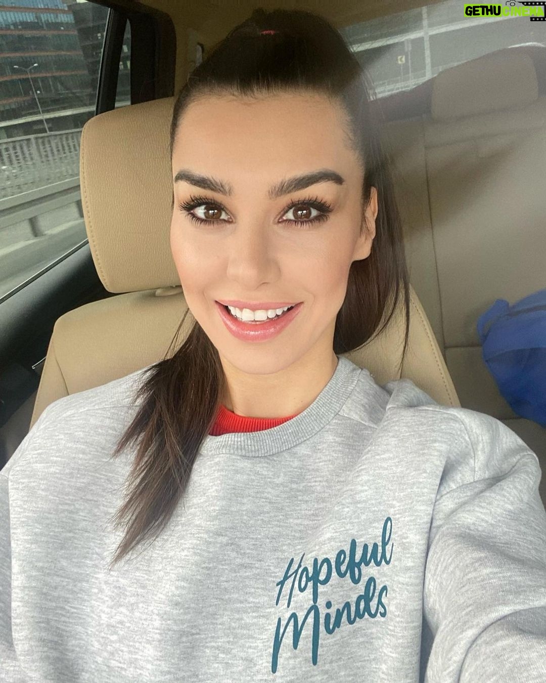Burcu Kiratli Instagram - #happyfebruary 🌈🤩