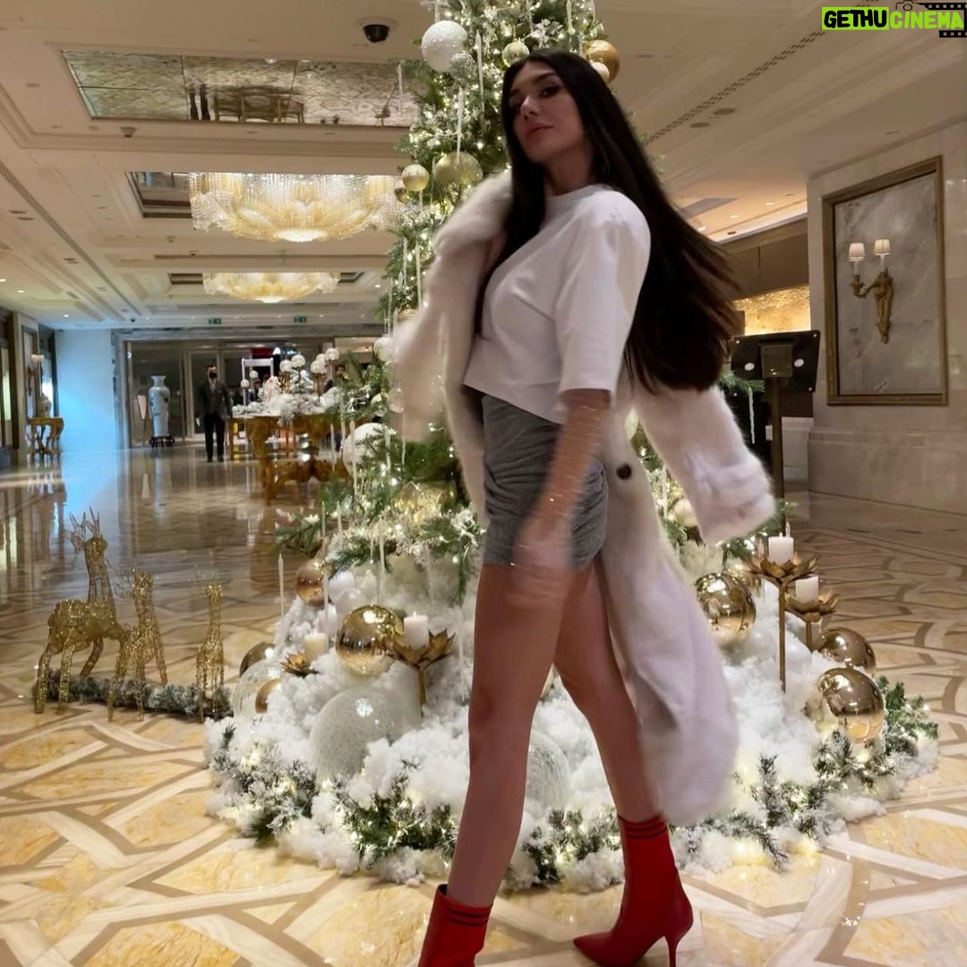 Burcu Kiratli Instagram - New Year.. New Everything.. Loading ⛄️🎄💃🏻 ❣️