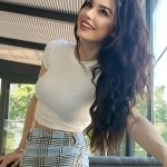 Burcu Kiratli Instagram - 💙 🧊🤍 1? 2? 3? 😜