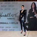 Burcu Kiratli Instagram - 🖤 @kendallandkylie.turkiye 🤘🏻 Ne güzeldi herşey… 💃🏻 o günkü heyecanım hala kalbimde 🙈 Muhteşem profesyonel ve aynı zamanda aşırı eğlenceli bir ekiple harika bir yolculuğa başladık.. Yenisi yakında 😉❤️‍🔥 Novikov Istanbul