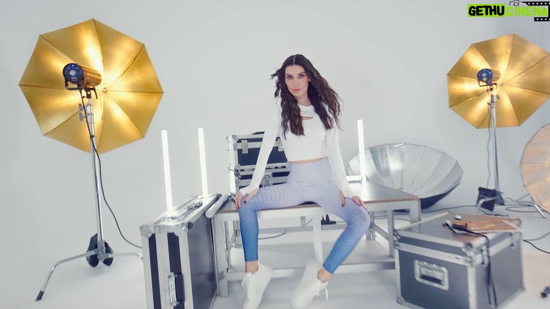 Burcu Kiratli Instagram - Kendall + Kylie ile harika bir yolculuğa başladım 😍 Veeee Bu heyecanımı sizinle paylaşmak istiyorum 😉 Reklam filmimiz artık yayında ❤️🔥 @kendallandkylie artık benimle beraber Türkiye’de 😉 @kendallandkylie.turkiye Kendi ritmini yakalamak için bizimle ol 🖤😉 ————————————————————— Yönetmen: @ecemgunn Görüntü Yönetmeni: @velikuzlu Klip Yapım: @basakgunn @sunfilmproduction Saç&makyaj : @ondertiryaki Metin Yazarı: @layluckkk Edit: @basakyangir Styling: @kayaefk