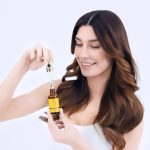 Burcu Kiratli Instagram - Heeey ! 🫠🤩 Yeni Your Beauty Solution C vitamini serisiyle kesinlikleeee tanışın 🥳 Ben çok severek kullanıyorum 💫 Işıl Işıl canlı bir cilt için sizde bir deneyin derim 😉 💛 vazgeçemeyeceksiniz ! ☀️ @eveshoptr