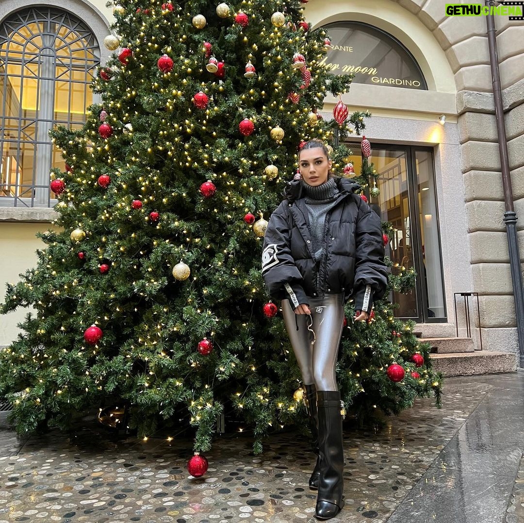 Burcu Kiratli - 305.2K Likes - 🎄🤩😎 🥂
Vol. 1 😜